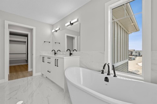 129 Walgrove Bay Se, Calgary, AB - Indoor Photo Showing Bathroom