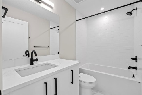 129 Walgrove Bay Se, Calgary, AB - Indoor Photo Showing Bathroom