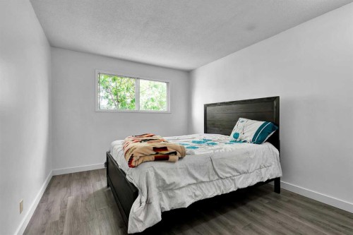 101-516 Blackthorn Road Ne, Calgary, AB - Indoor Photo Showing Bedroom