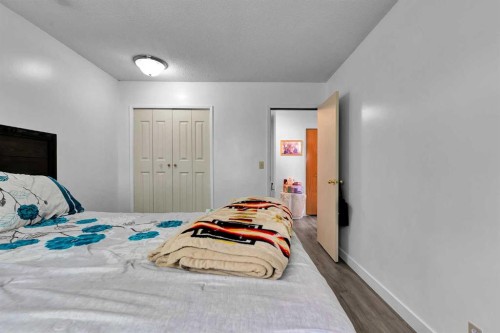 101-516 Blackthorn Road Ne, Calgary, AB - Indoor Photo Showing Bedroom
