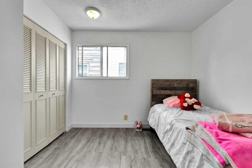 101-516 Blackthorn Road Ne, Calgary, AB - Indoor Photo Showing Bedroom