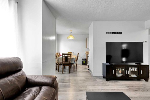 101-516 Blackthorn Road Ne, Calgary, AB - Indoor Photo Showing Living Room