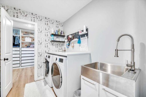 835 Lakewood Circle, Strathmore, AB - Indoor Photo Showing Laundry Room