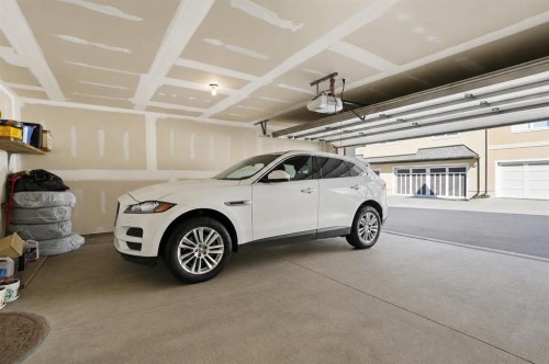 26 Cranbrook Villas Se, Calgary, AB - Indoor Photo Showing Garage