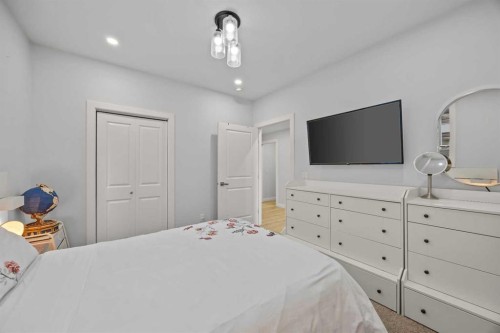195 Evansfield Close Nw, Calgary, AB - Indoor Photo Showing Bedroom