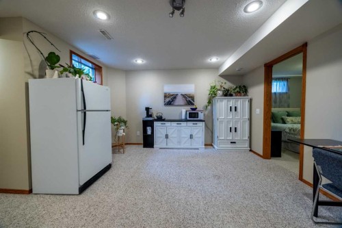 19 Mckenzie Lake Manor Se, Calgary, AB - Indoor