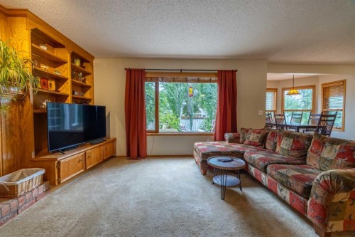 19 Mckenzie Lake Manor Se, Calgary, AB - Indoor Photo Showing Living Room