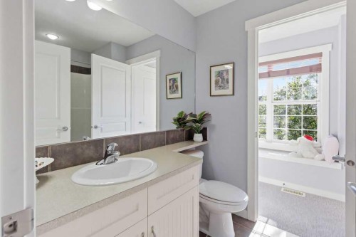 122 Ypres Green Sw, Calgary, AB 