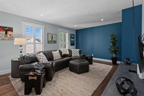 30 And 30G Victoria Cross Boulevard Sw, Calgary, AB - Indoor Photo Showing Living Room
