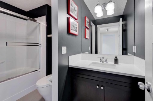 30 And 30G Victoria Cross Boulevard Sw, Calgary, AB - Indoor Photo Showing Bathroom