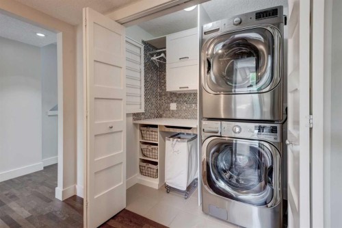 30 And 30G Victoria Cross Boulevard Sw, Calgary, AB - Indoor Photo Showing Laundry Room