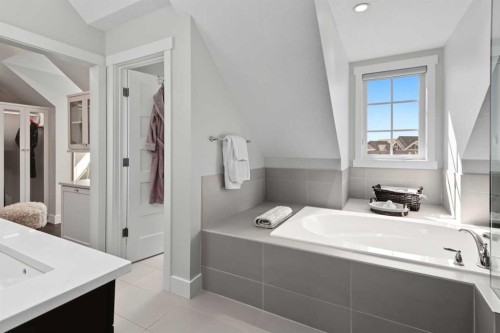 30 And 30G Victoria Cross Boulevard Sw, Calgary, AB - Indoor Photo Showing Bathroom