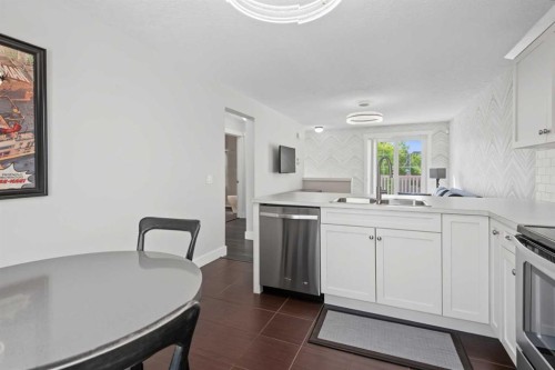 30 And 30G Victoria Cross Boulevard Sw, Calgary, AB - Indoor Photo Showing Kitchen