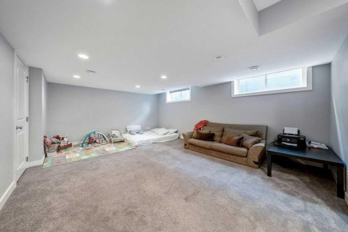 22 West Coach Manor Sw, Calgary, AB 