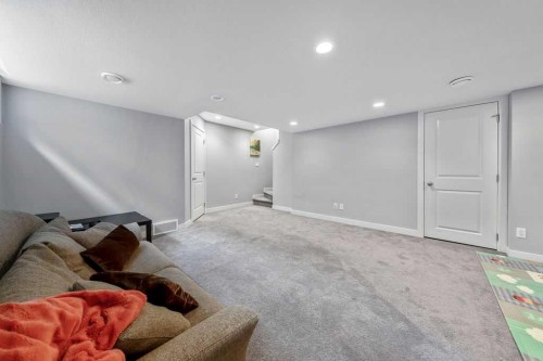 22 West Coach Manor Sw, Calgary, AB 