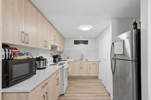 2812 19 Street Nw, Calgary, AB - Indoor Photo Showing Kitchen