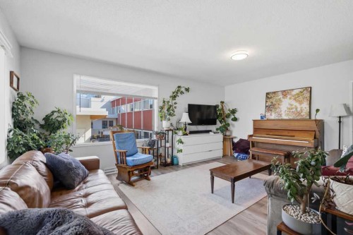 2812 19 Street Nw, Calgary, AB - Indoor Photo Showing Living Room