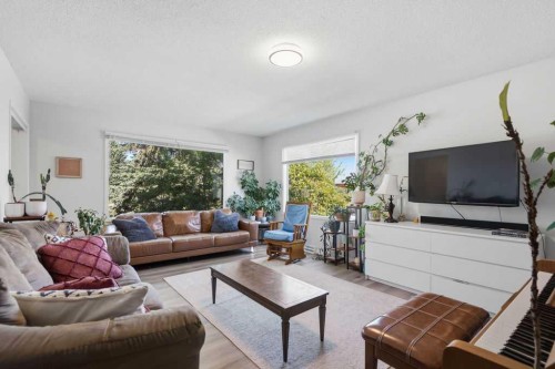 2812 19 Street Nw, Calgary, AB - Indoor Photo Showing Living Room