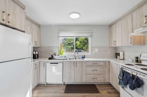 2812 19 Street Nw, Calgary, AB - Indoor Photo Showing Kitchen