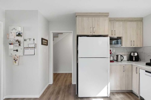 2812 19 Street Nw, Calgary, AB - Indoor Photo Showing Kitchen