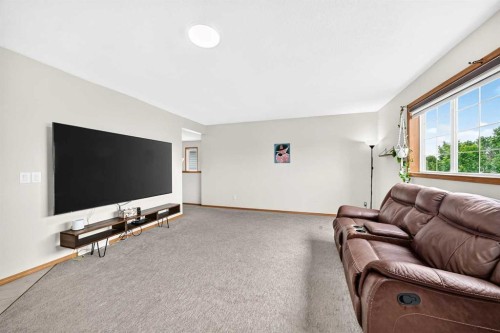 7230 Laguna Way Ne, Calgary, AB 