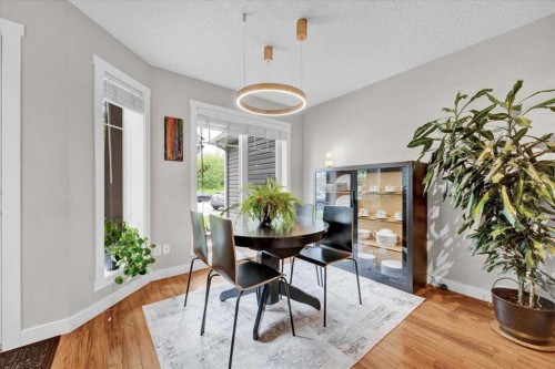 1562 93 Street Sw, Calgary, AB 