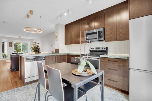 1562 93 Street Sw, Calgary, AB 