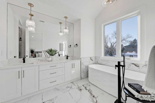 3538 43 Street Sw, Calgary, AB - Indoor Photo Showing Bathroom