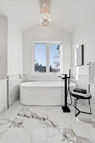 3538 43 Street Sw, Calgary, AB - Indoor Photo Showing Bathroom