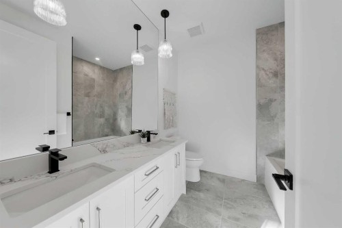 3538 43 Street Sw, Calgary, AB - Indoor Photo Showing Bathroom