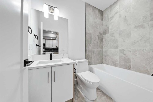3538 43 Street Sw, Calgary, AB - Indoor Photo Showing Bathroom