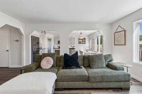 52 West Edge Road, Cochrane, AB - Indoor Photo Showing Living Room