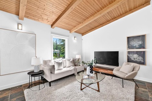 2623 Glenmount Drive Sw, Calgary, AB - Indoor Photo Showing Living Room