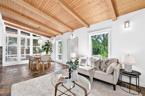 2623 Glenmount Drive Sw, Calgary, AB - Indoor Photo Showing Living Room