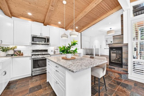 2623 Glenmount Drive Sw, Calgary, AB - Indoor Photo Showing Kitchen With Upgraded Kitchen