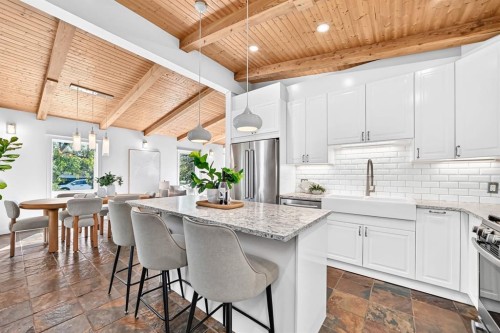 2623 Glenmount Drive Sw, Calgary, AB - Indoor Photo Showing Kitchen With Stainless Steel Kitchen With Upgraded Kitchen