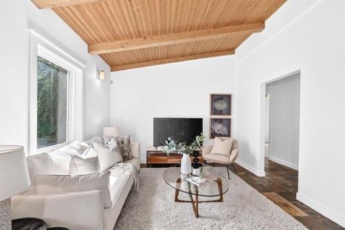 2623 Glenmount Drive Sw, Calgary, AB - Indoor Photo Showing Living Room