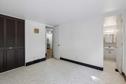 2524 106 Avenue Sw, Calgary, AB - Indoor Photo Showing Other Room