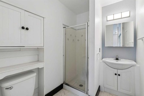 2524 106 Avenue Sw, Calgary, AB - Indoor Photo Showing Bathroom