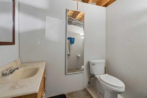 2524 106 Avenue Sw, Calgary, AB - Indoor Photo Showing Bathroom