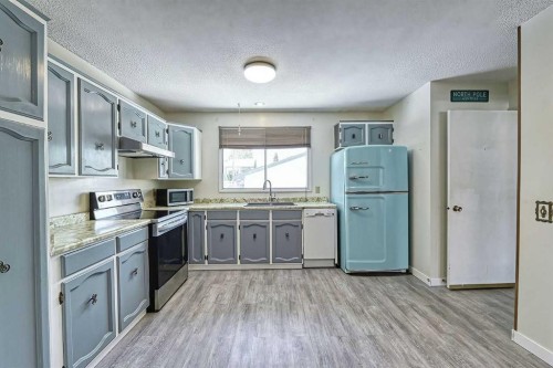 3523 48 Street Ne, Calgary, AB - Indoor Photo Showing Other Room