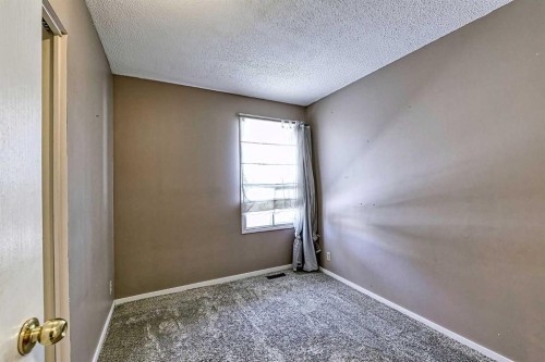3523 48 Street Ne, Calgary, AB - Indoor Photo Showing Other Room