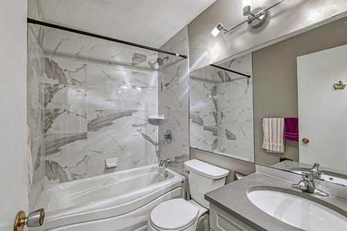 3523 48 Street Ne, Calgary, AB - Indoor Photo Showing Bathroom