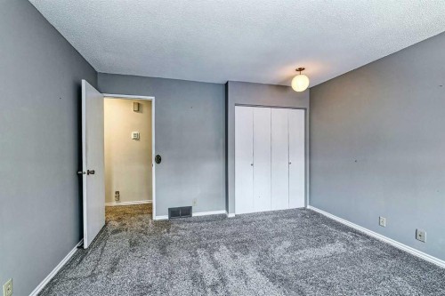3523 48 Street Ne, Calgary, AB - Indoor Photo Showing Other Room