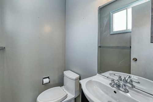 3523 48 Street Ne, Calgary, AB - Indoor Photo Showing Bathroom