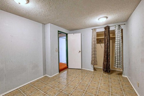 3523 48 Street Ne, Calgary, AB - Indoor Photo Showing Other Room