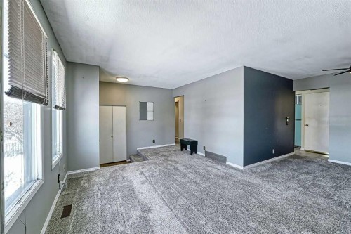 3523 48 Street Ne, Calgary, AB - Indoor Photo Showing Other Room