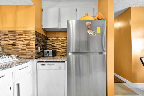 802-919 38 Street Ne, Calgary, AB - Indoor Photo Showing Kitchen
