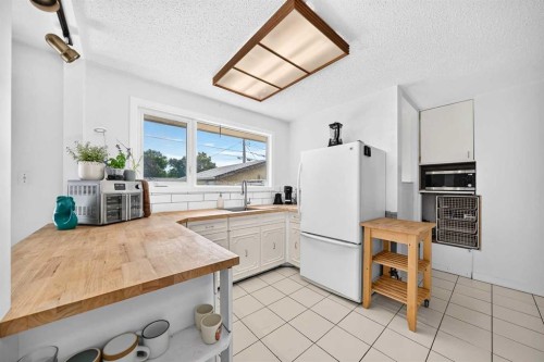 6108 Lloyd Crescent Sw, Calgary, AB - Indoor Photo Showing Kitchen
