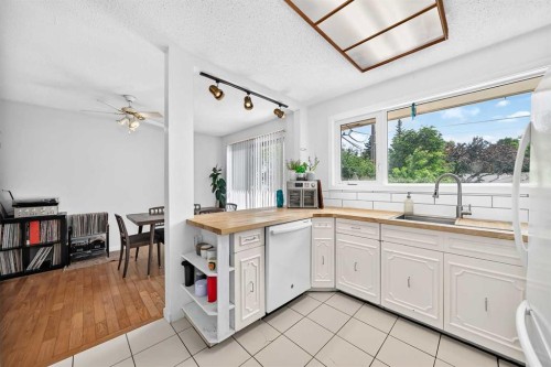 6108 Lloyd Crescent Sw, Calgary, AB - Indoor Photo Showing Kitchen